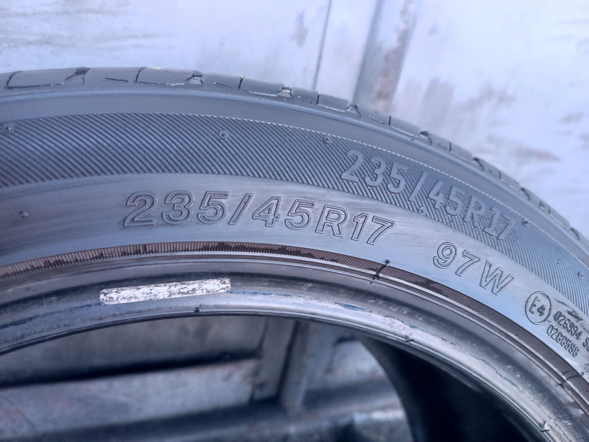 235/45/17 Lassa .