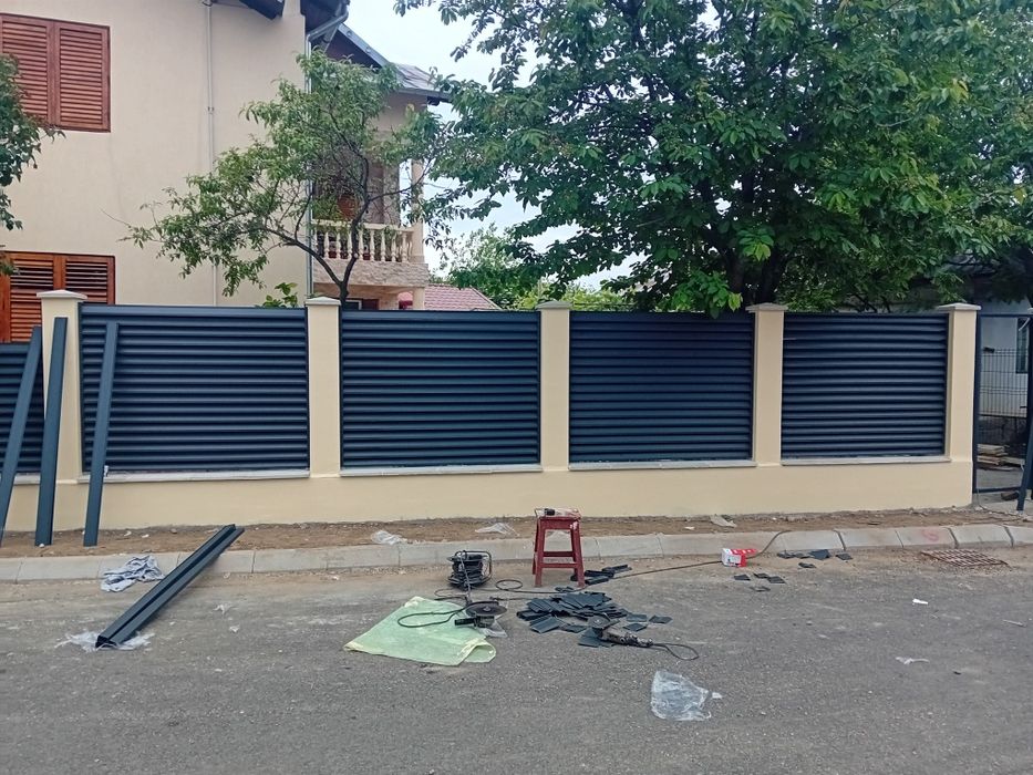 Gard metalic din plasă de sârmă și iută, potrivit pentru delimitarea p