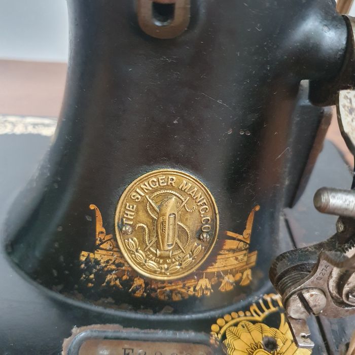 Vând mașină de cusut Singer