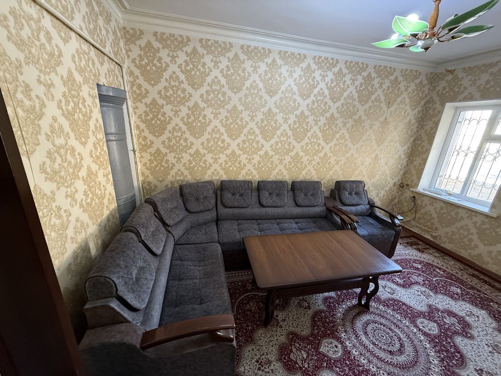 Sotiladi: Yumshoq burchak mebel (ugolok) va stoli bilan.