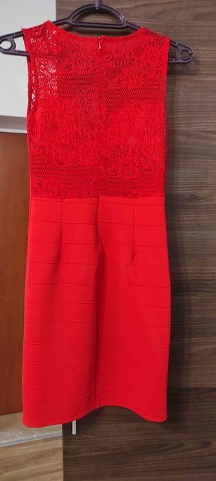 Червена официална рокля с дантела