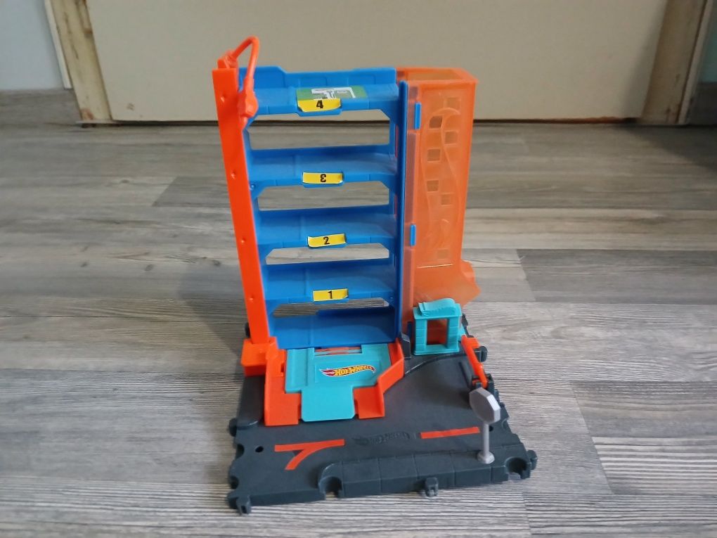 Hotwheels лупинги с изстрелвачка  и паркинг