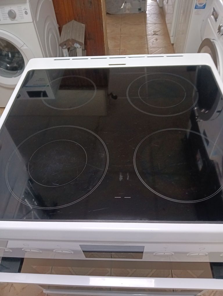 Свободно стояща печка с керамичен плот Gorenje 2 години гаранция!