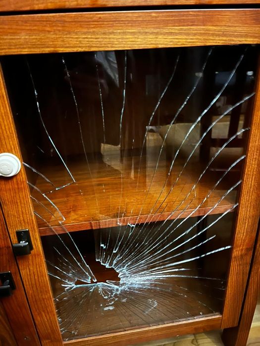 Замена стекла, зеркало, стеклопакета. Замена стекла на двери.