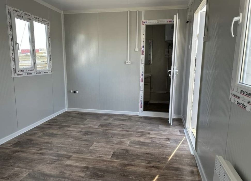 Vand containere modulare 2,4 x 6 m de locuit dotate cu grup sanitar