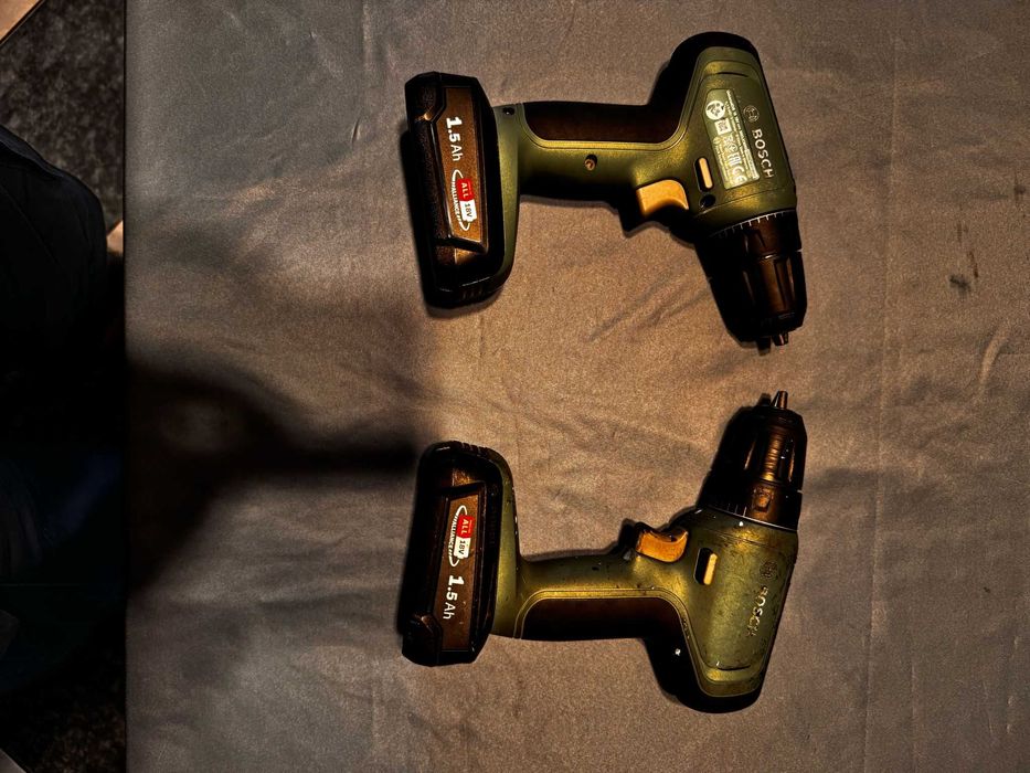 Bosch Universal Drill 18 – 2 mașini, 4 acumulatori, încărcător