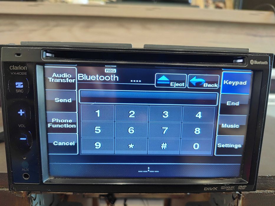 Висок клас Мултимедия Clarion VX402E Bluetooth / USB / AuX / CD / MP3