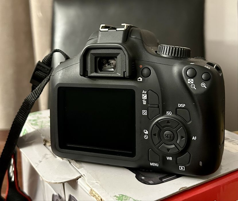 Aparat foto nou DSLR Canon EOS 4000D