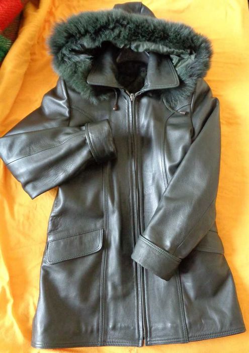 Продавам дамско българско кожено яке
