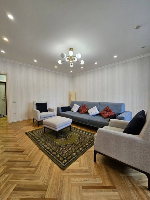 Улица Садык Азимова продаю Двухкомнатную