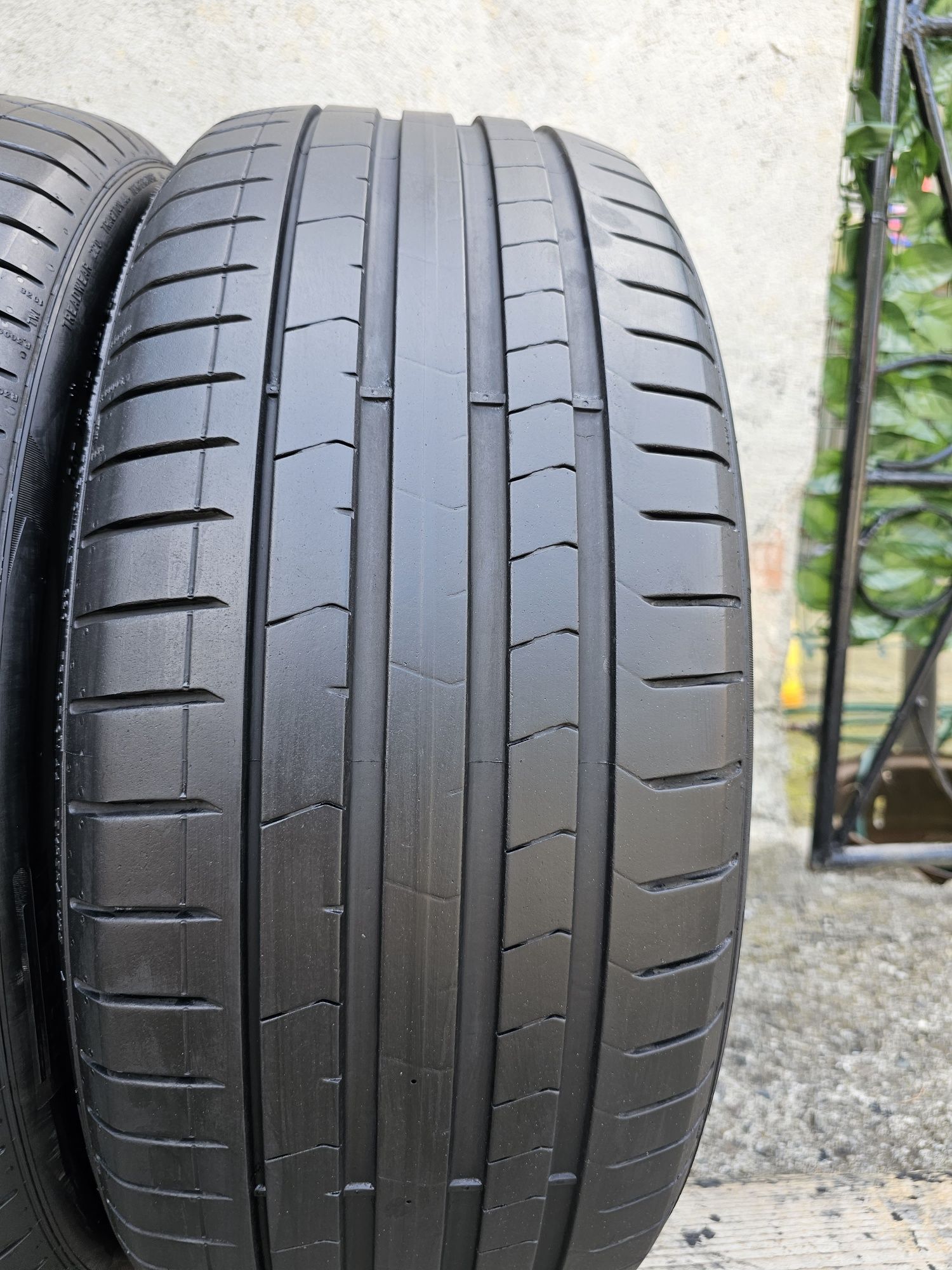 Vând două anvelope de vara pirelli p zero 245 40 21  dot  0519