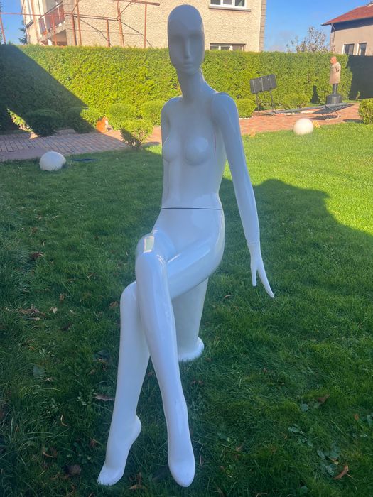 манекен седнал със стол