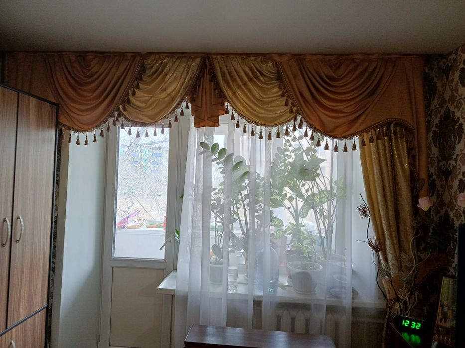 Продам шторы с ламбрекеном, в отличном состоянии