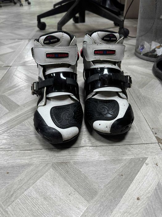 мотоботы, наколенники