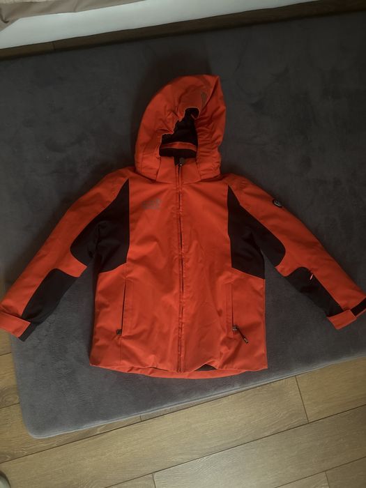 Оригинални якета на Emporio Armani и Moncler за 8-9 годишни.