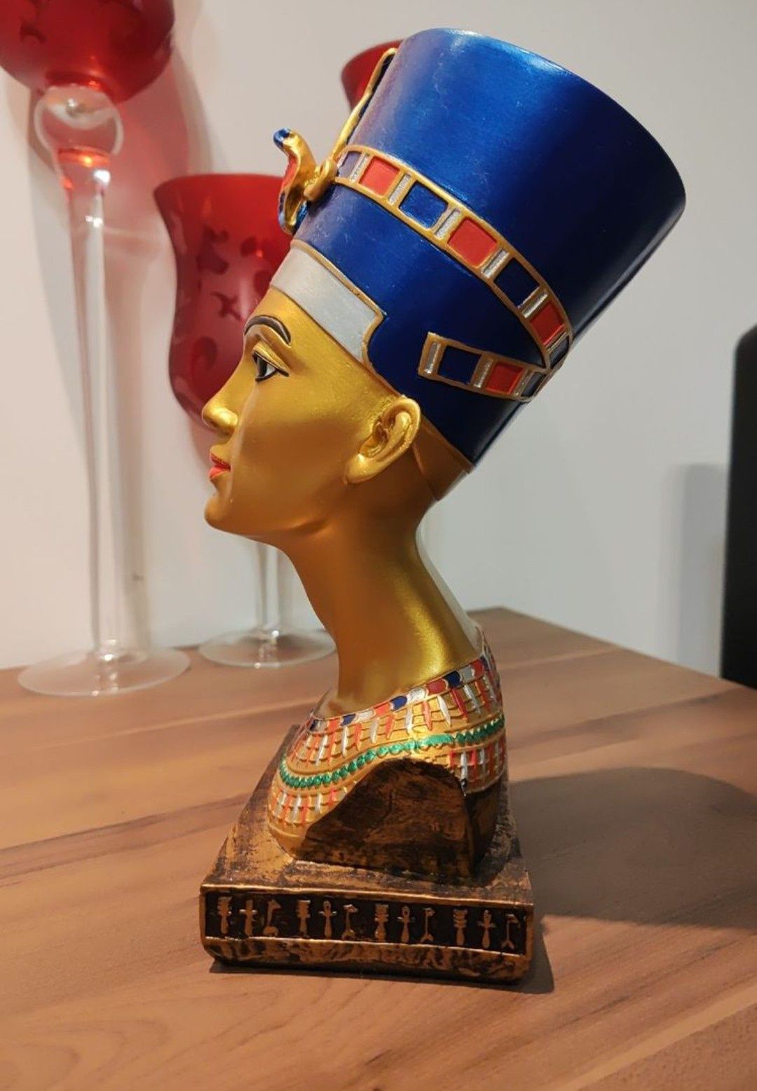 Скулптура бюст на царица Нефертити
