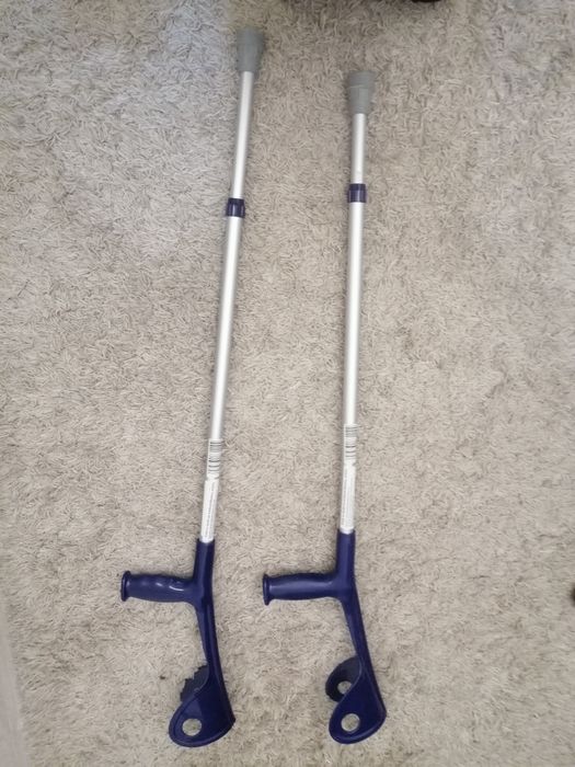 Set orteză fixă genunchi + 2 cârje – stare impecabilă