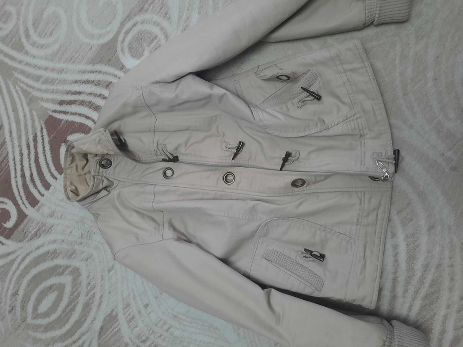 Отдам даром женскую осеннюю куртку, текстиль, 46-48 размер