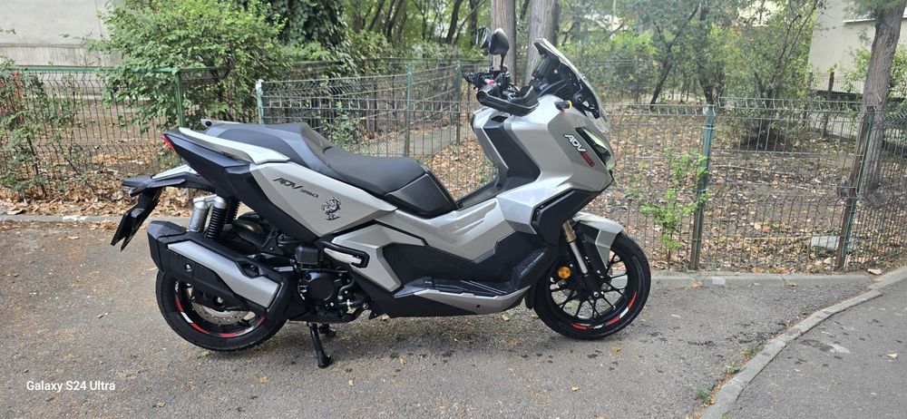 Vând HONDA ADV 350