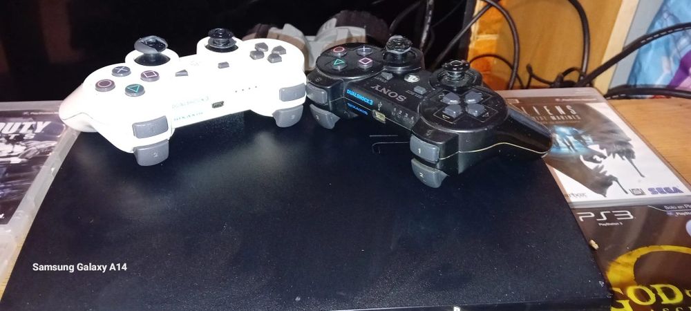 Vând PlayStation 3 superslim