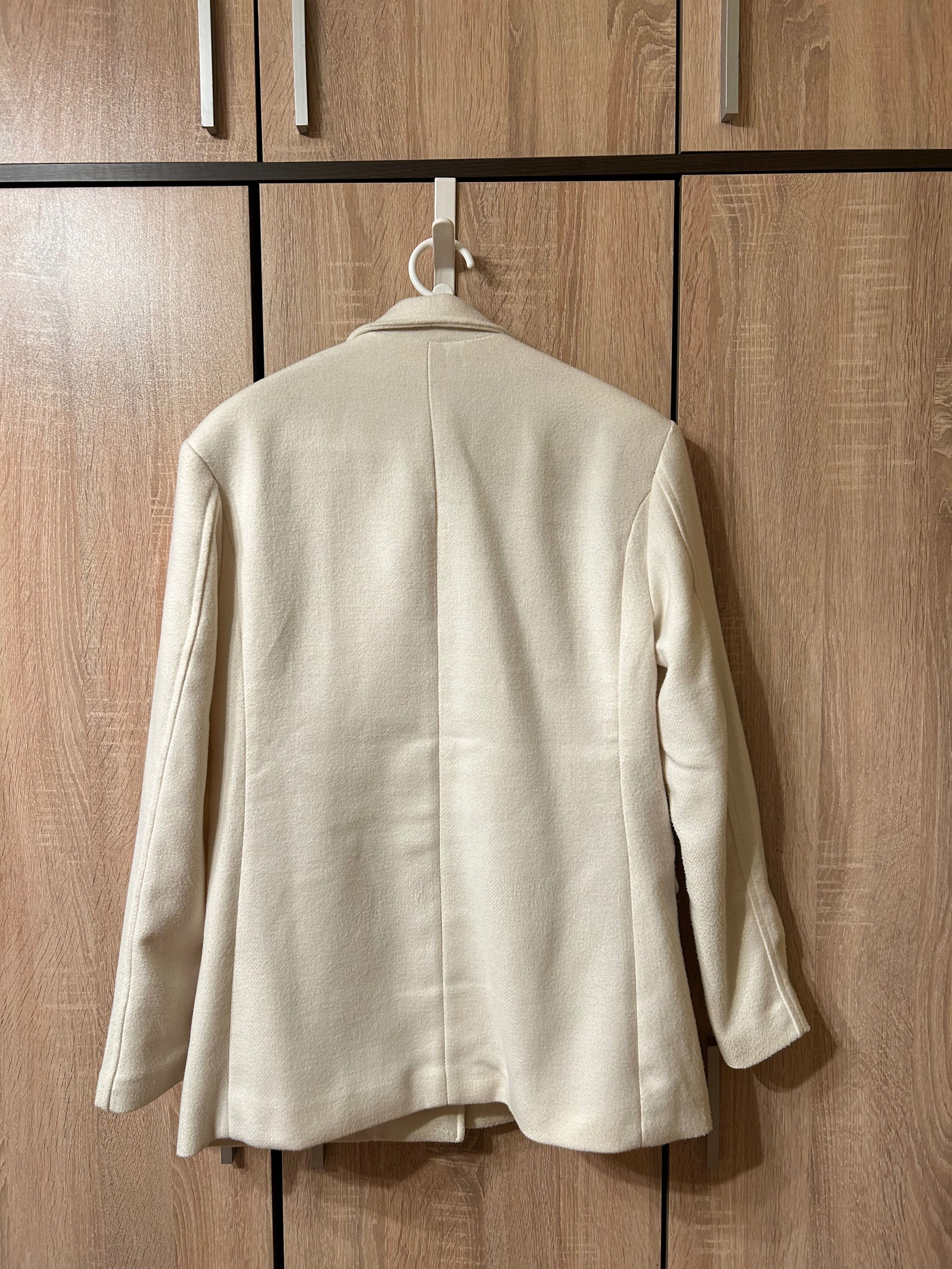 Бял блейзър на H&M