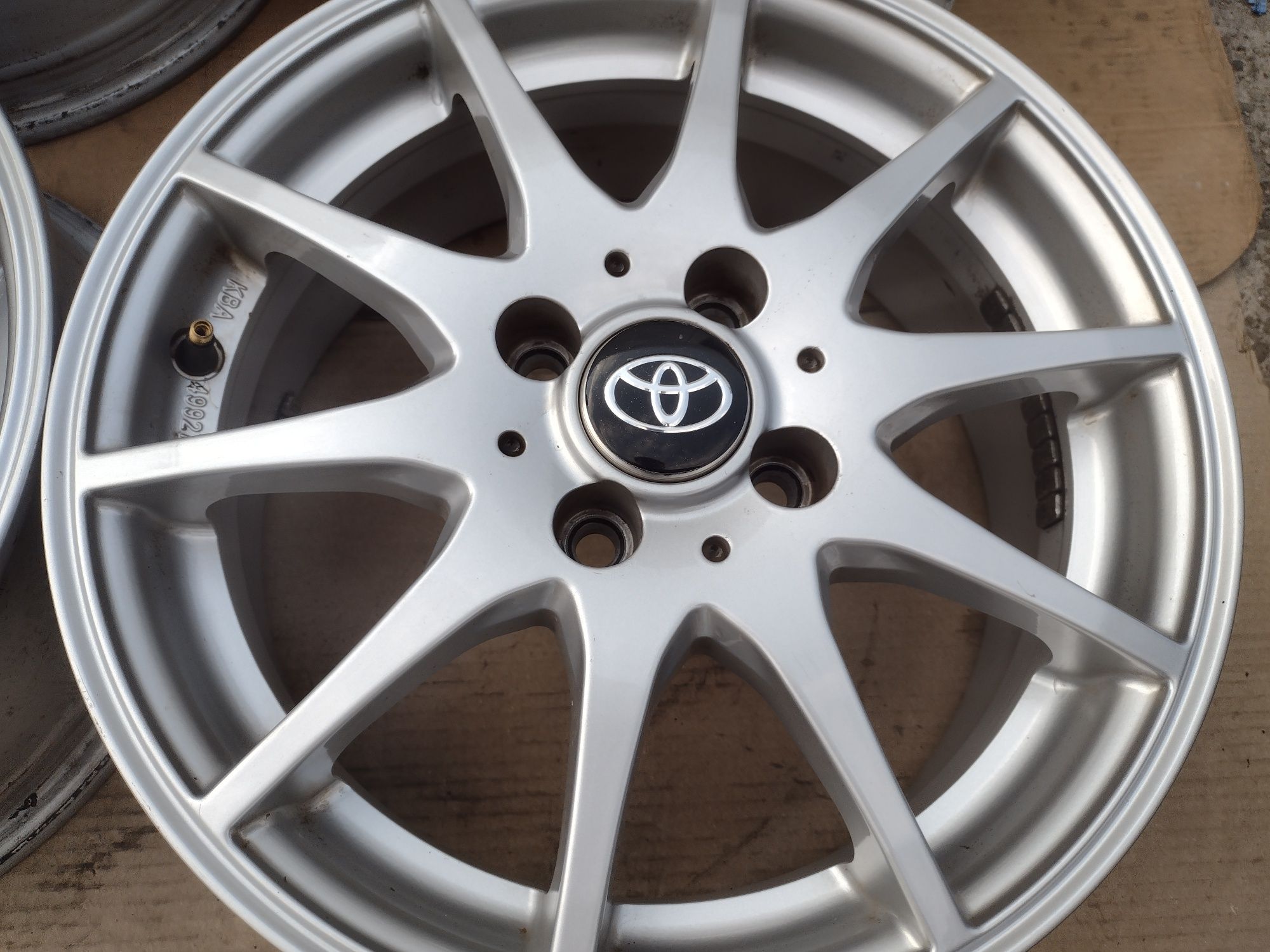 Топ състояние Dezent 15-4x100 ET44 6j Toyota Yaris