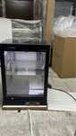 Vitrina frigorifica de tip minibar neagra  cu o usa