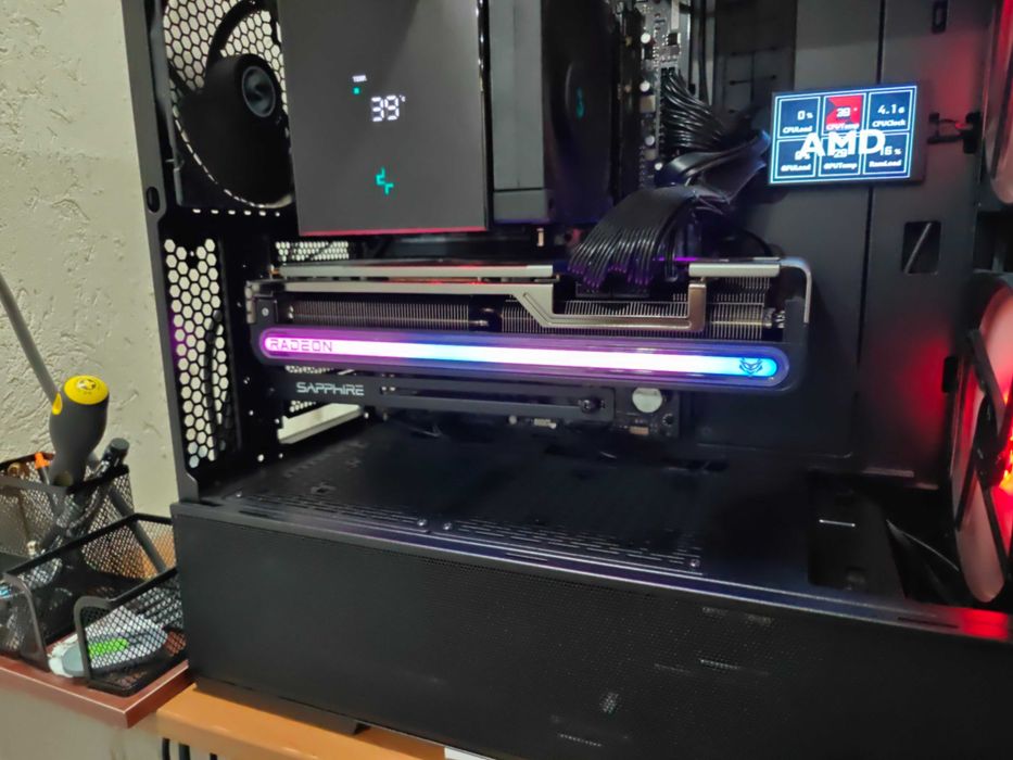 Продавам Sapphire NITRO+ AMD Radeon RX 7800 XT 16GB