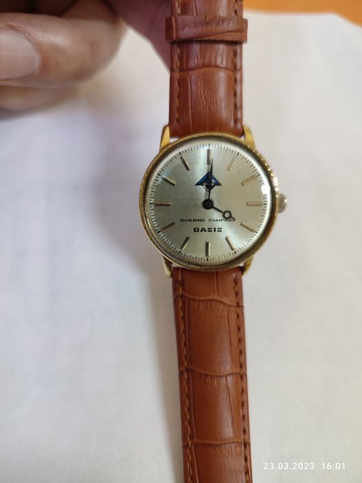 Продам часы механические базис