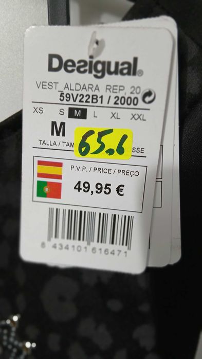 Елегантна черна рокля с принт и кристални орнаменти – Desigual, размер