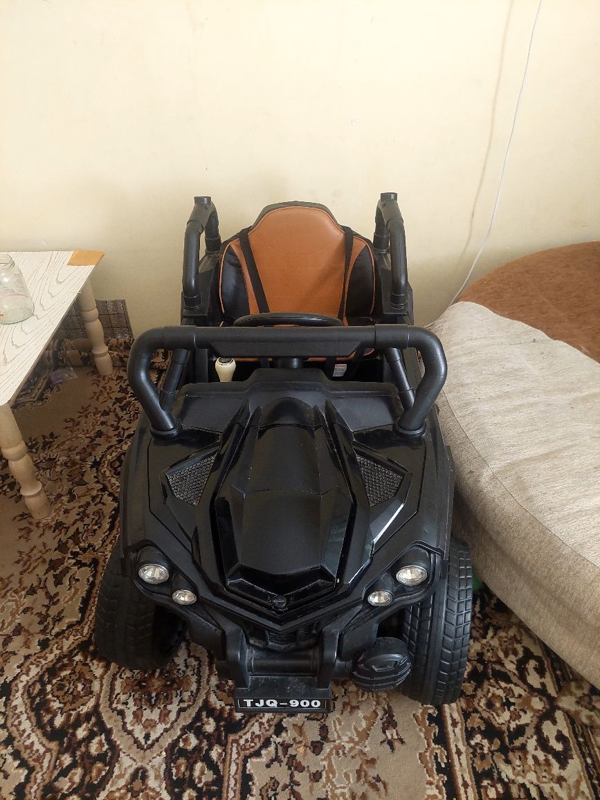Продам машинку детскую