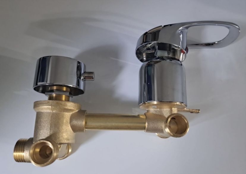 Baterie mixer pentru cabina de dus