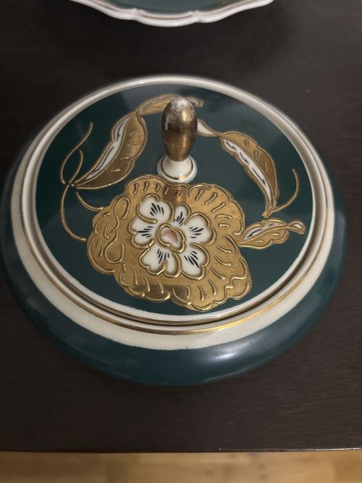 Прекрасен порцеланов експонат „Hand‑Relief Olga“ от Rosenthal Германия