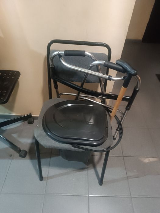 Отдам бесплатно биотуалет,подставка для унитаза, ходунки и палку