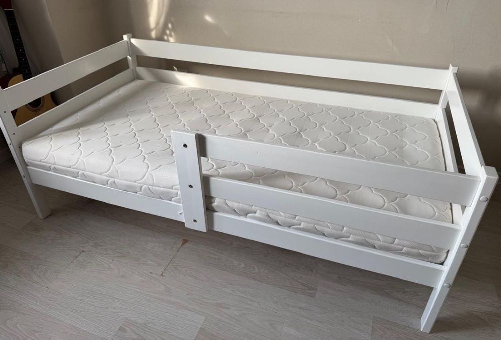 Продаю детскую кроватку с защитными бортиками.