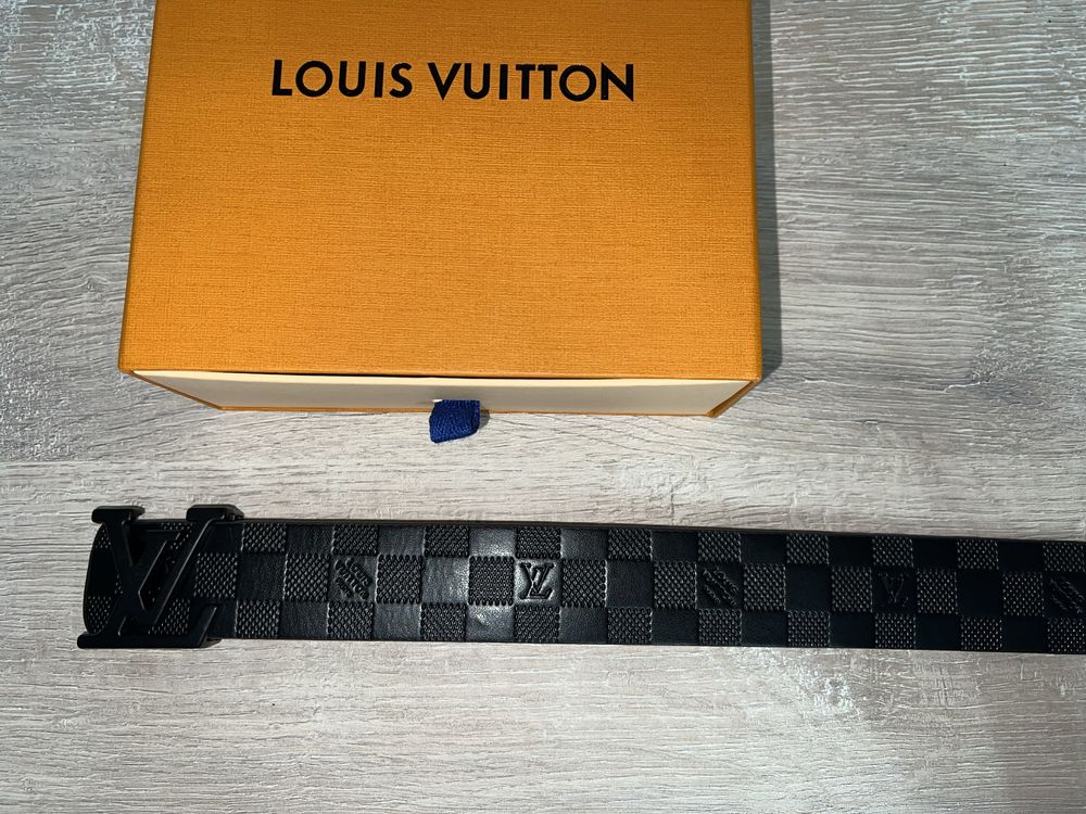 Curea Louis vuitton colecția Nouă.