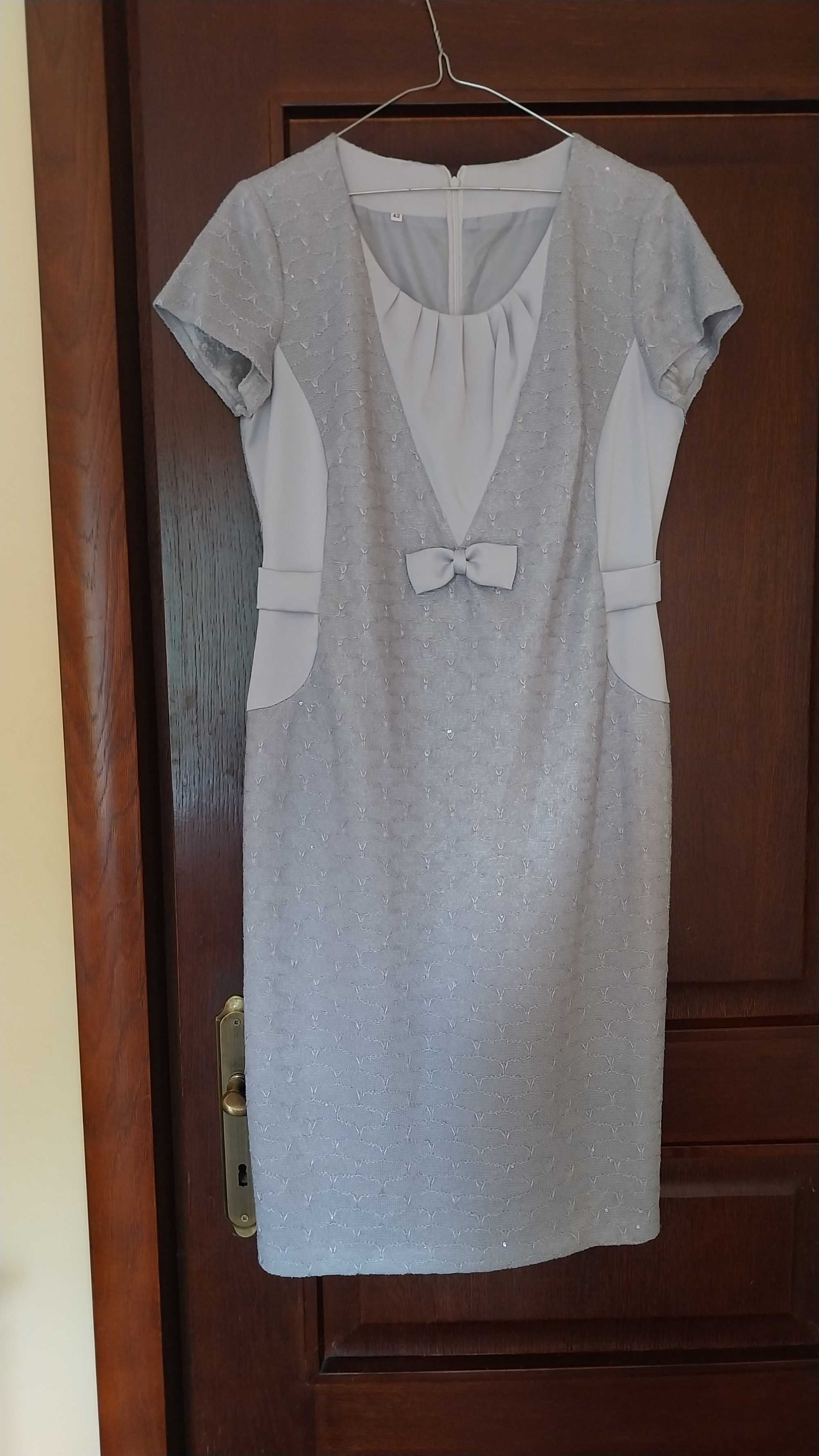 Rochie elegantă cu jachetă.