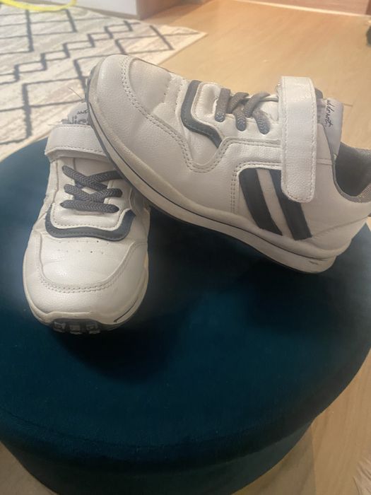 Vand adidasi marimea  33 la super pret