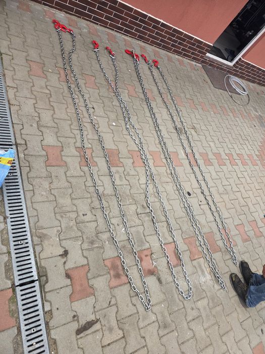 Lanțuri ridicare macara cu cârlige.