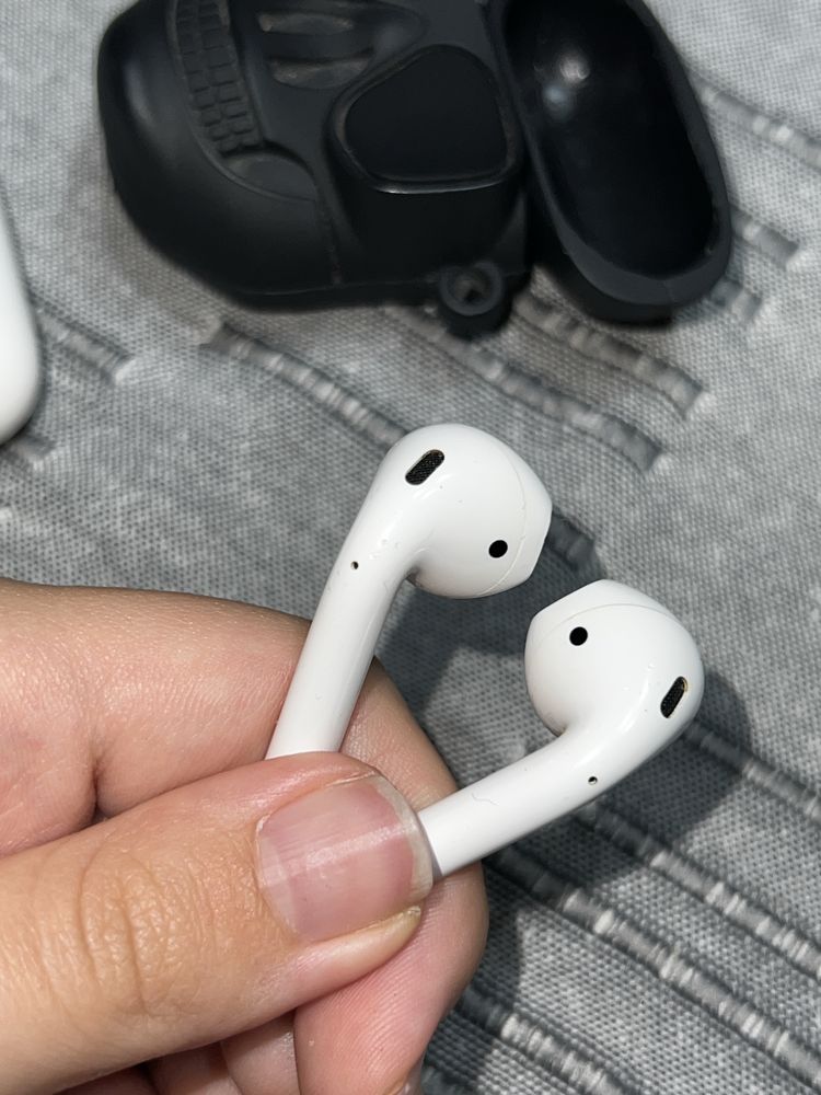 Apple AirPods 2 с дефектна лява слушалка
