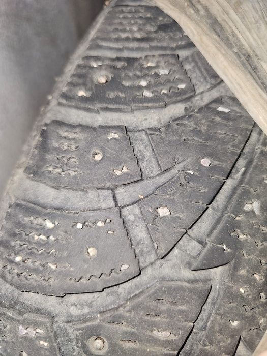 Продаю комплект (4 шт.) зимних шипованных шин Hankook в размере 225/60