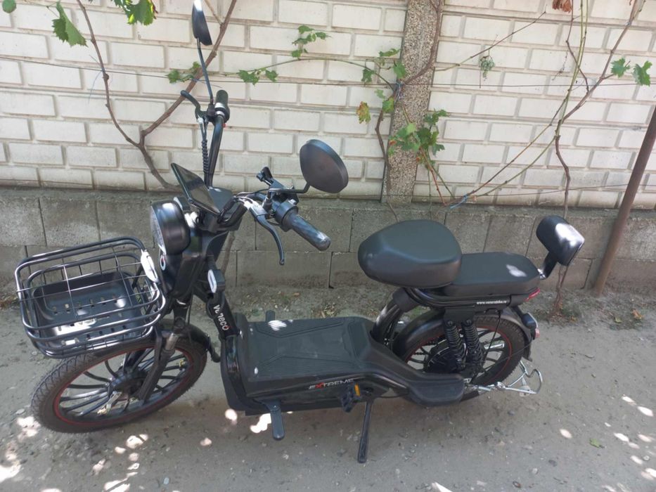 Disponibil scuter electric cu pedale fără defecte