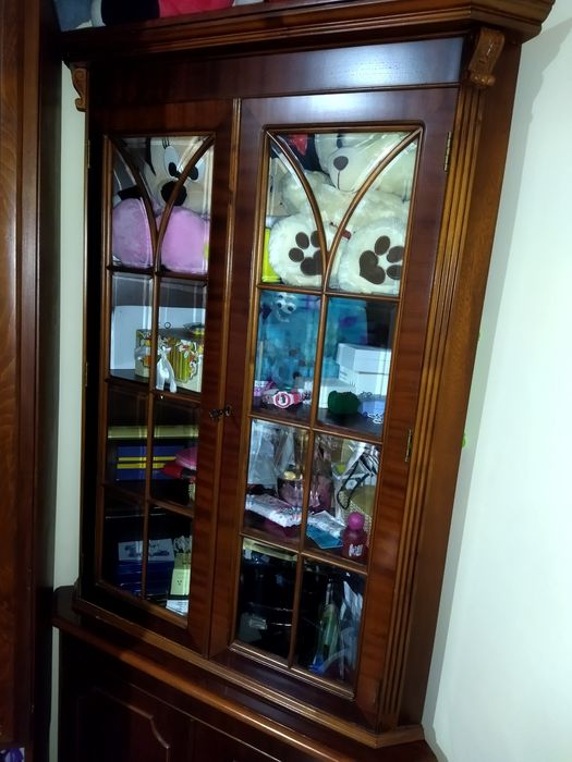 Vând vitrina de colt vintage cu 2 usi din mahon