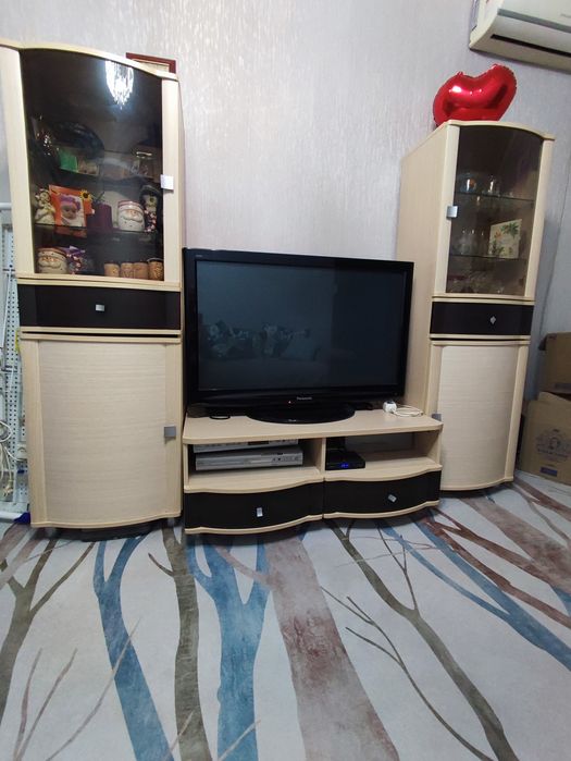 Горка в гостиную с комодом для телевизора.