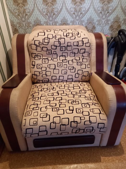 Продам широкое кресло