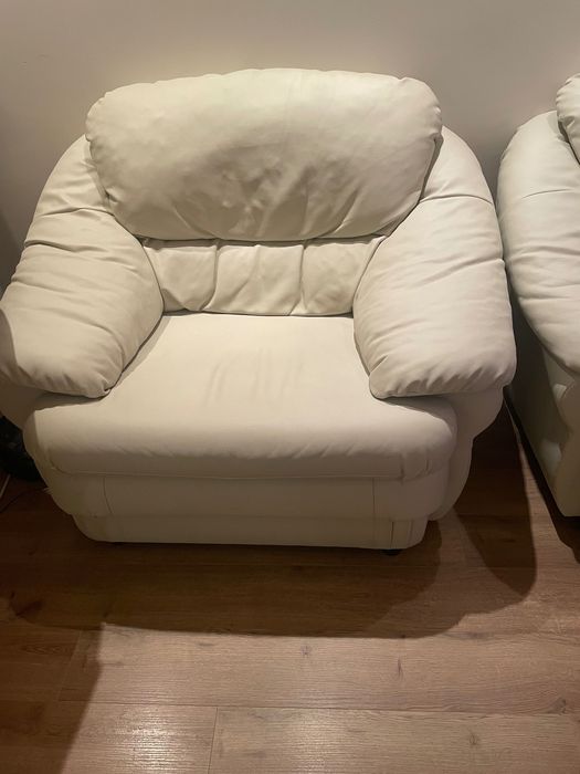 Кожени кресла запазени