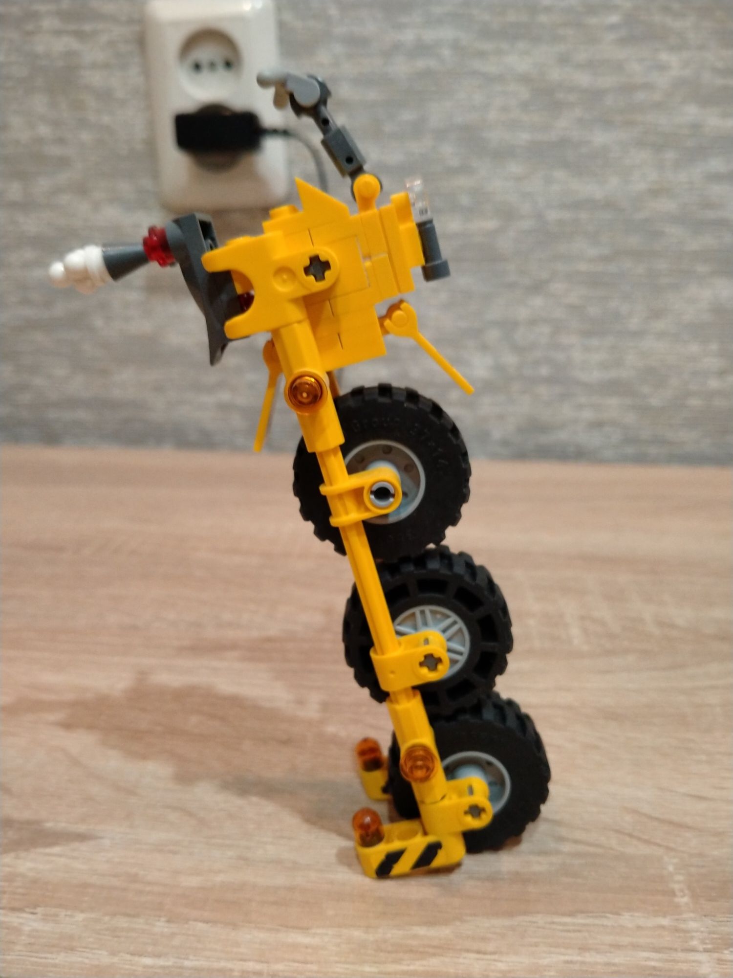 Lego Movie 2 70823 Трёхколёсный мотоцикл Эммета