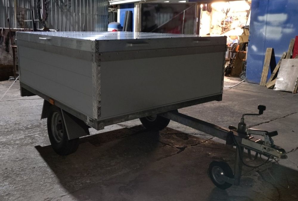 Remorca Saris Royal cu capac, 100% din aluminiu, 500 kg, lumini led.