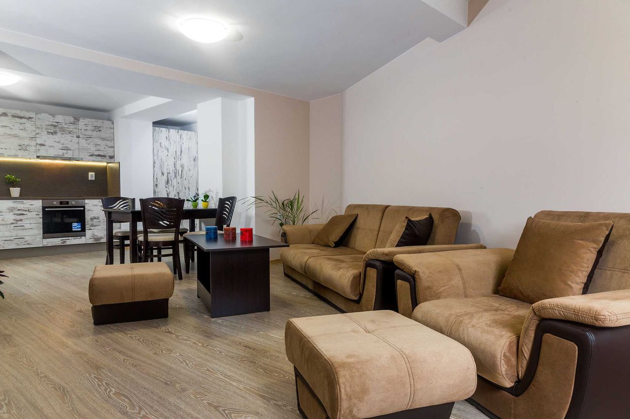 Дава се под наем Етаж от къща в Пловдив, Център - 180 кв.м за 918 € - Снимка #1