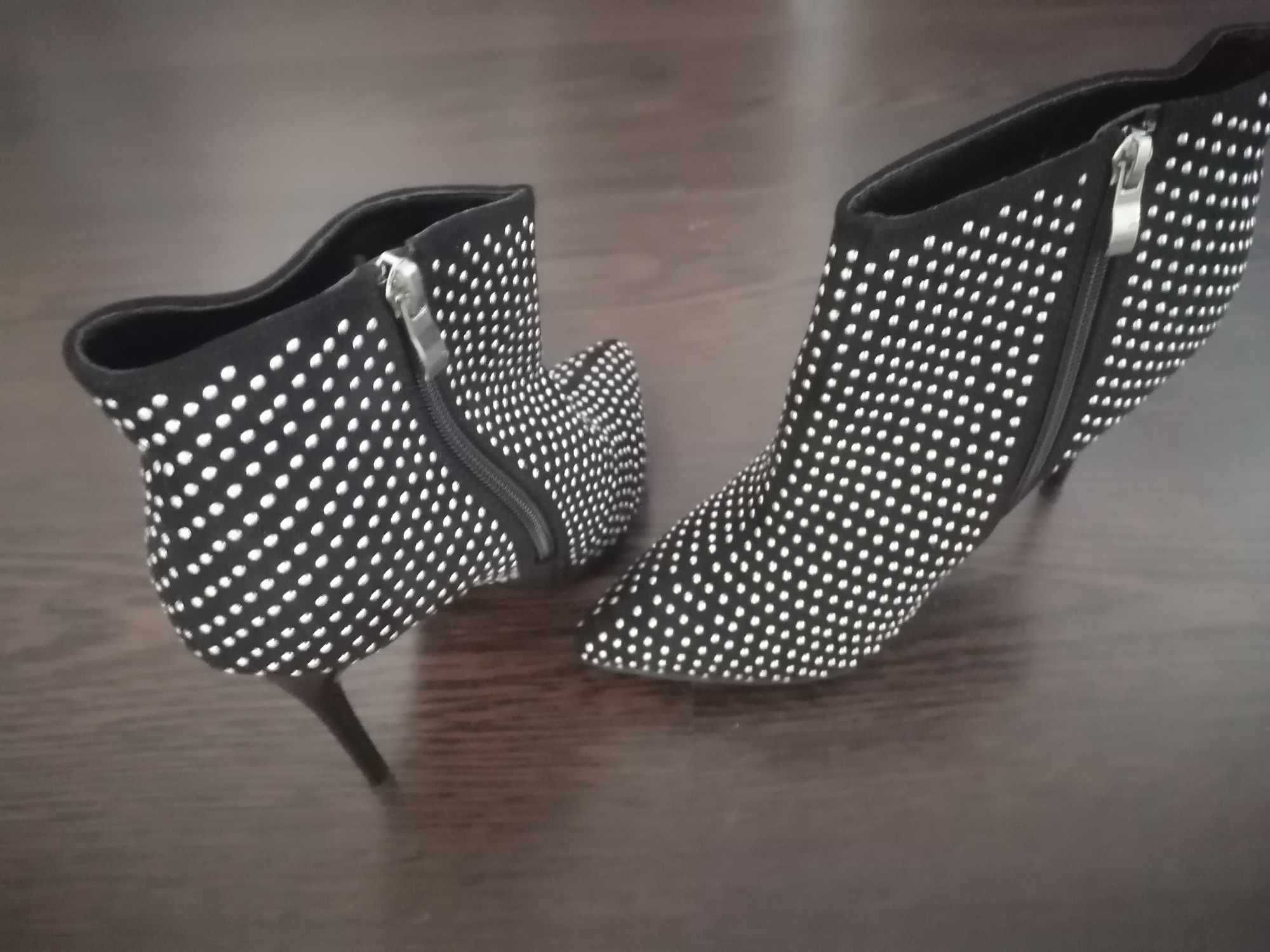 Botine cu insertii metalice